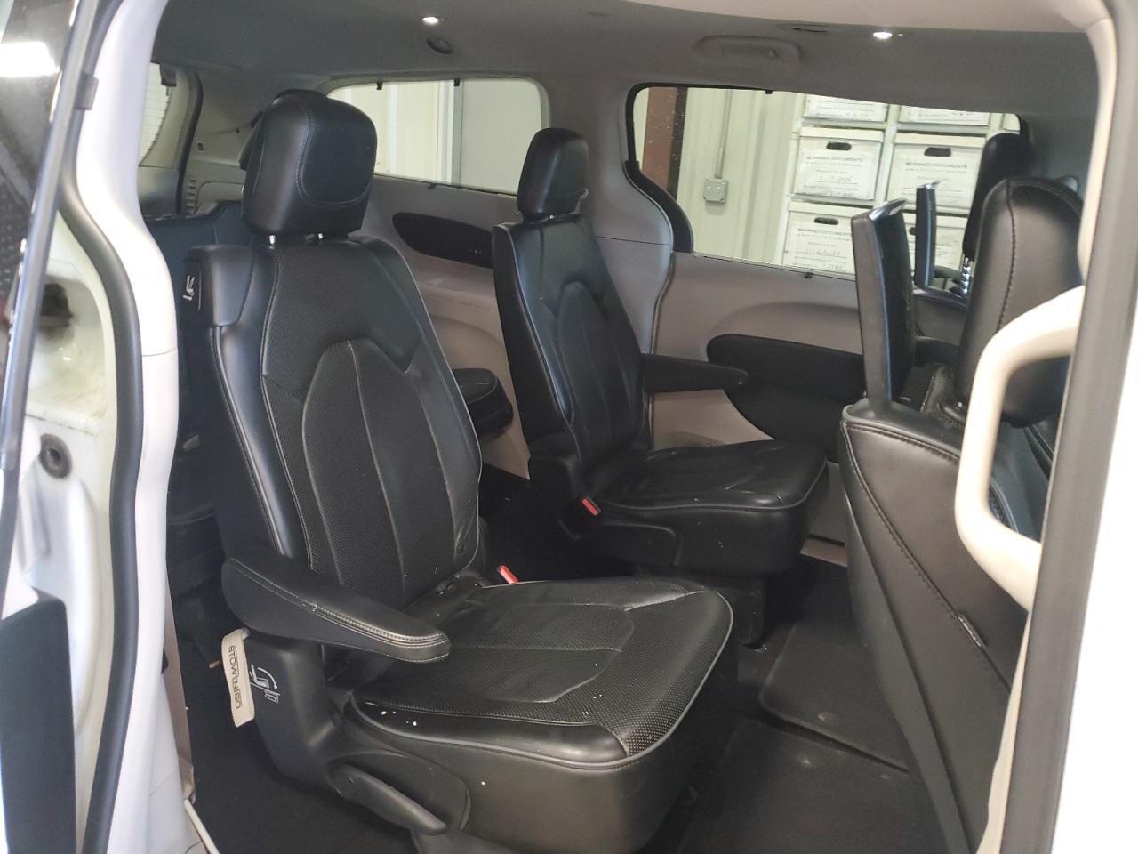 2018 Chrysler Pacifica - Image 11