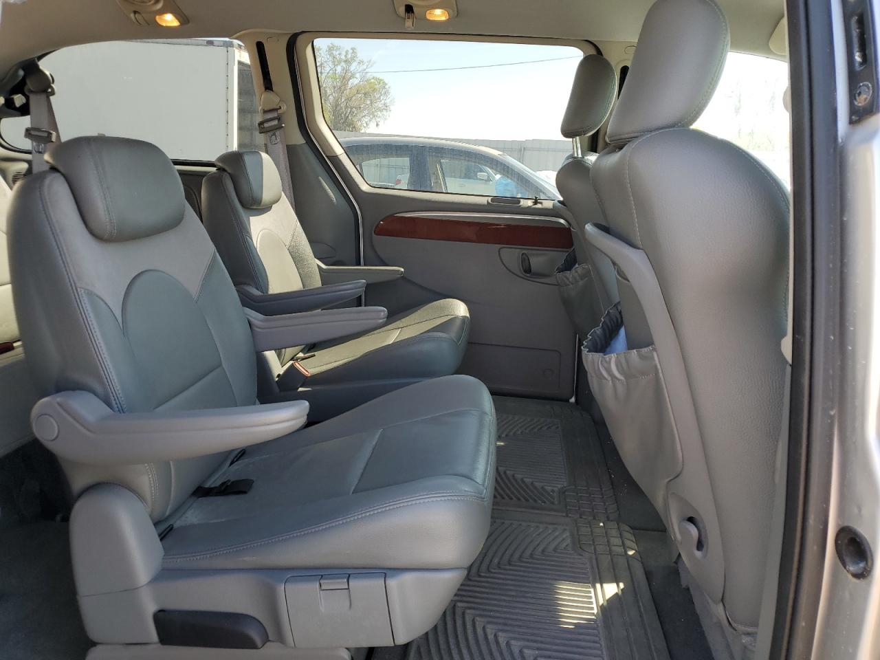 2006 Chrysler Town & Country - Image 11