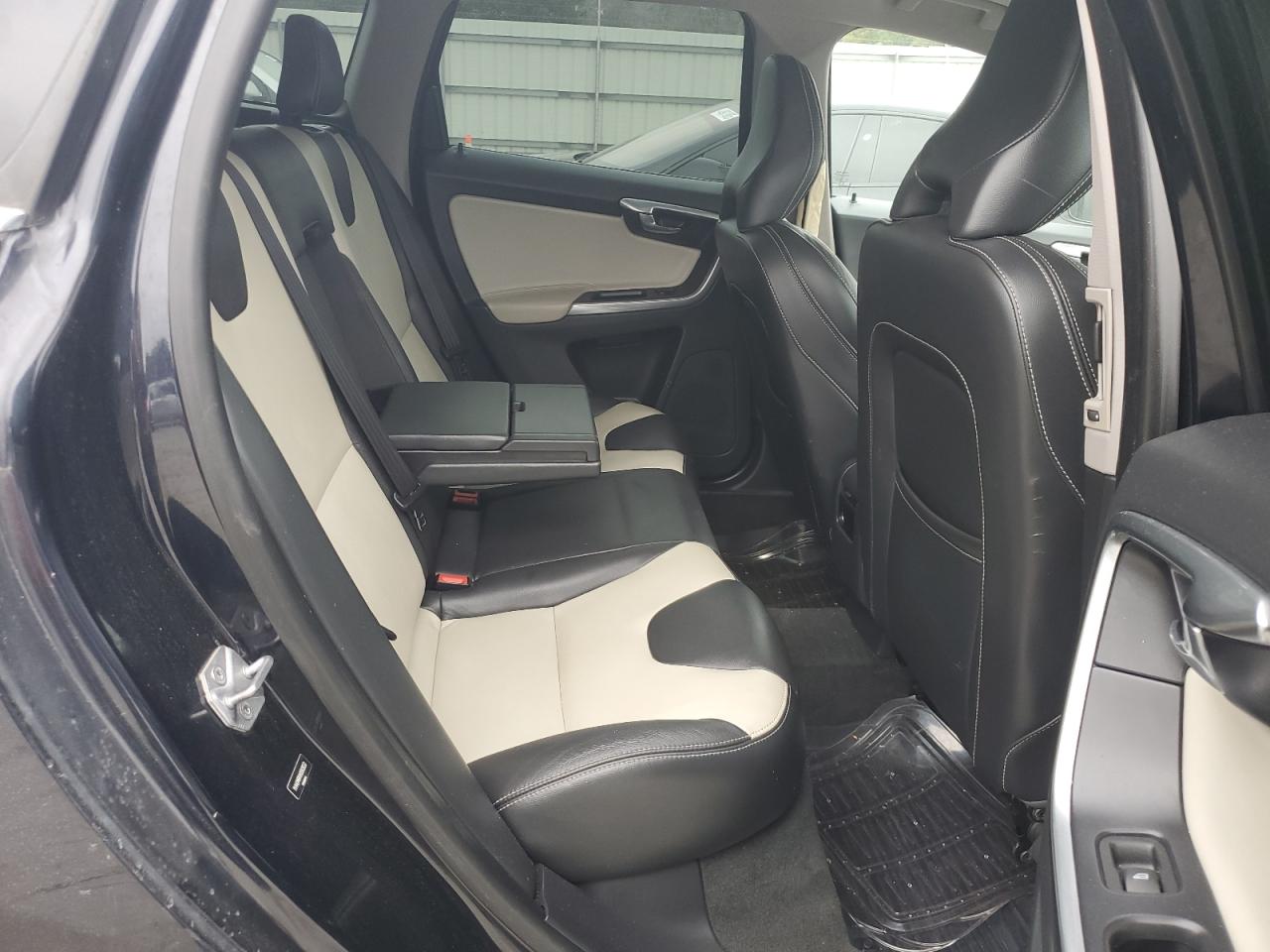 2017 Volvo XC60 - Image 11