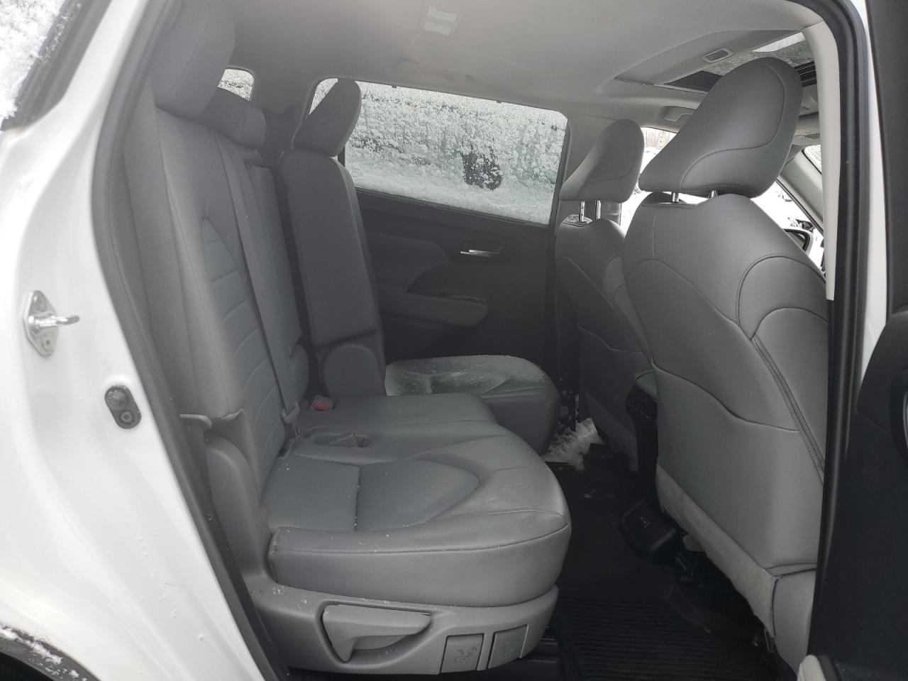 2022 Toyota Highlander - Image 11