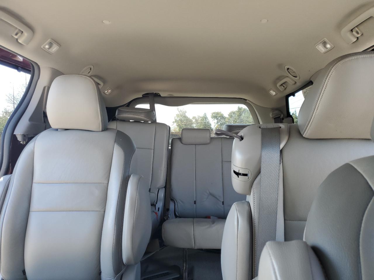 2017 Toyota Sienna - Image 10