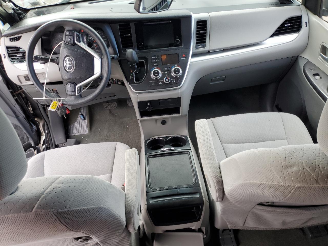2017 Toyota Sienna - Image 8