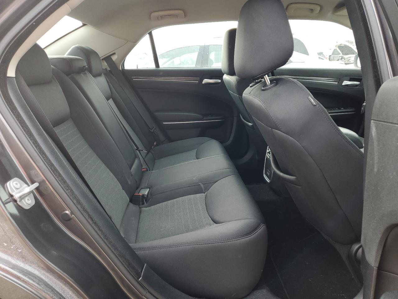 2020 Chrysler 300 - Image 10