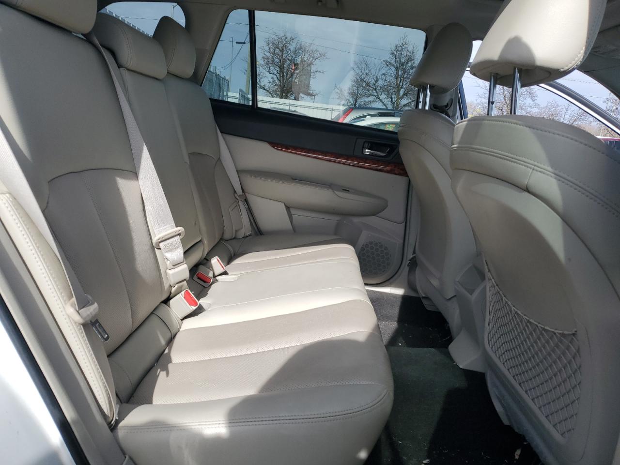 2011 Subaru Outback - Image 11