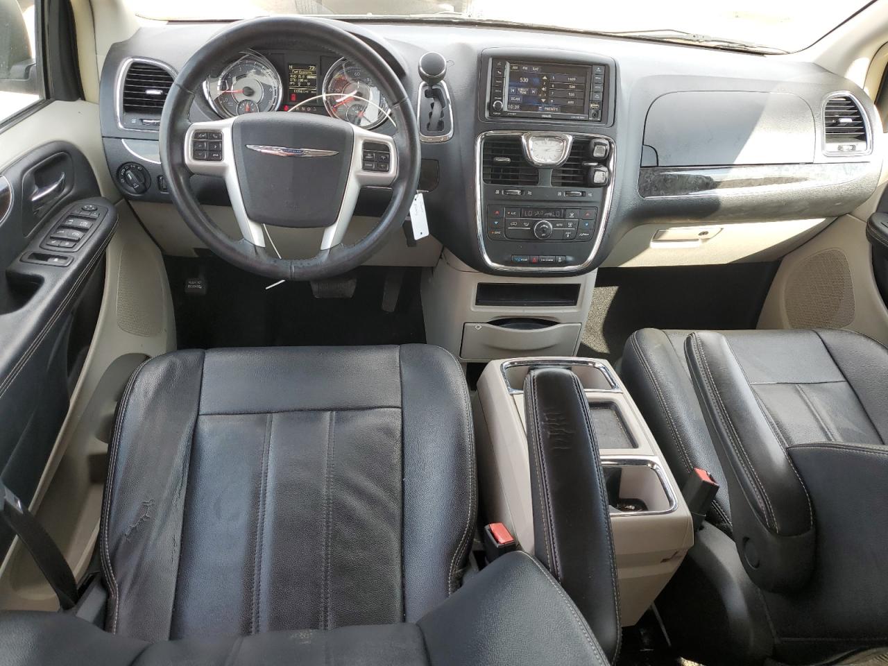 2016 Chrysler Town & Country - Image 8