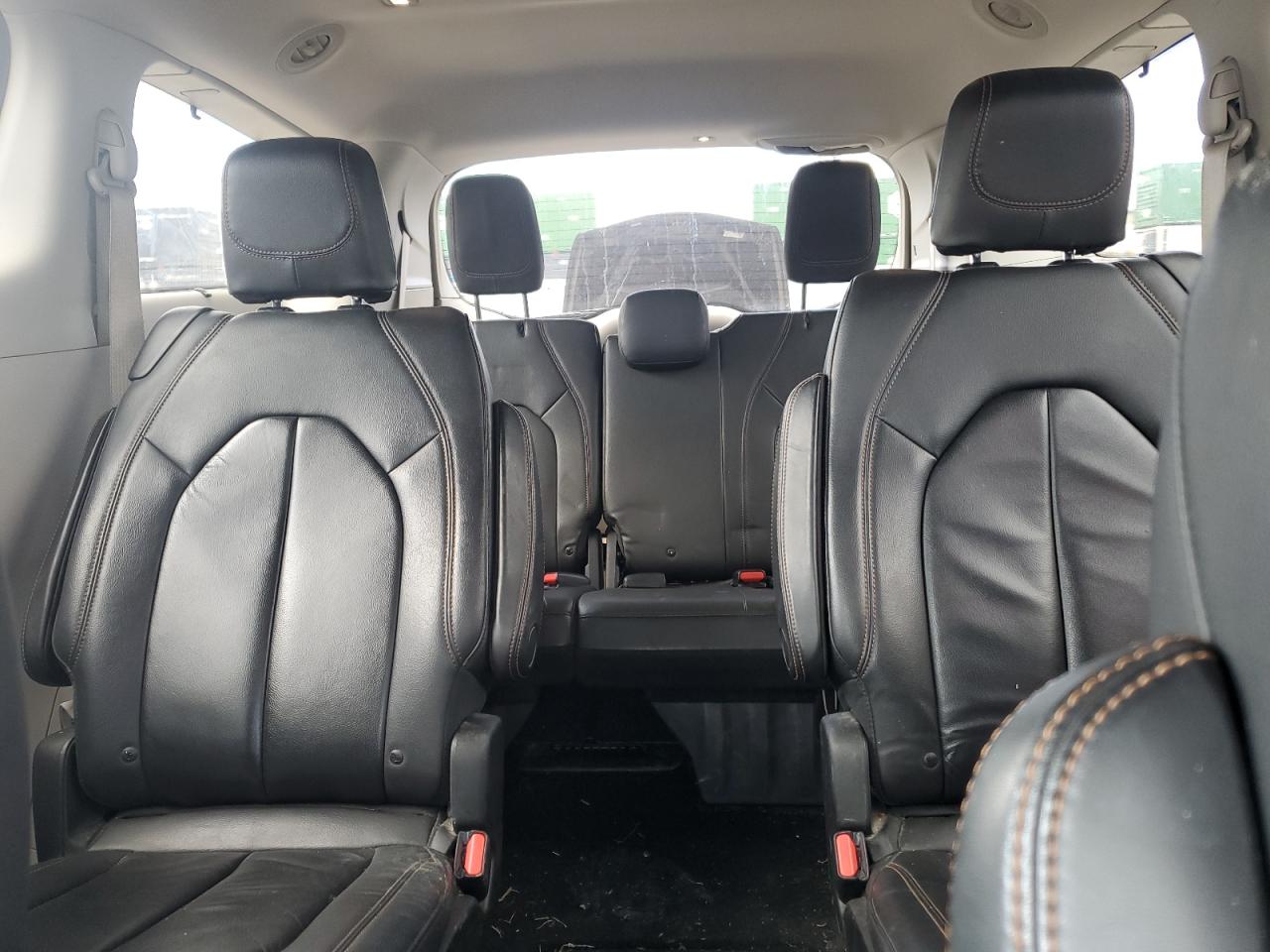 2017 Chrysler Pacifica - Image 10