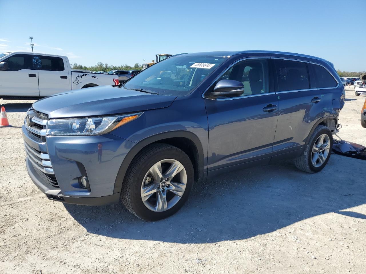2017 Toyota Highlander - Image 1