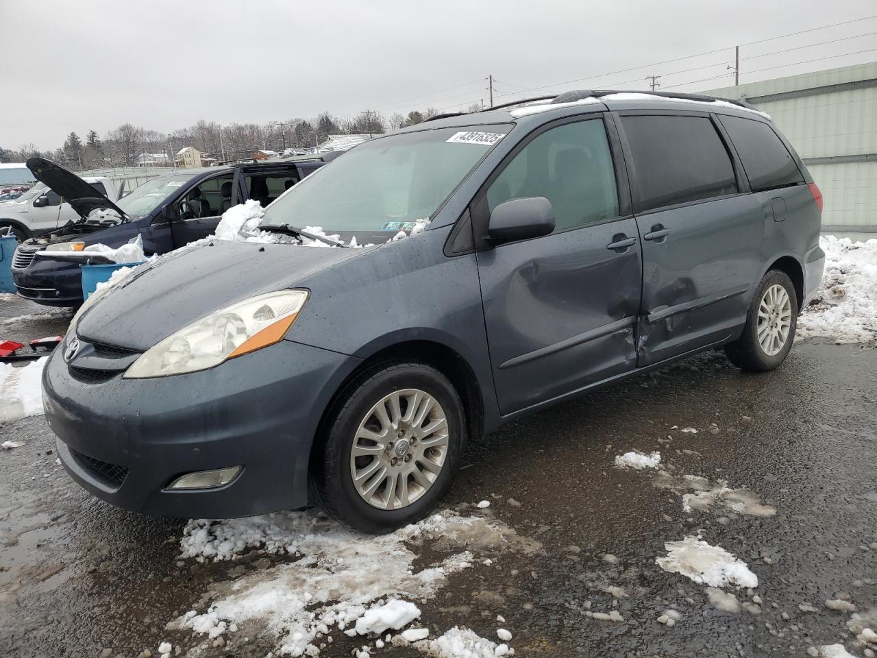 2010 Toyota Sienna - Image 1