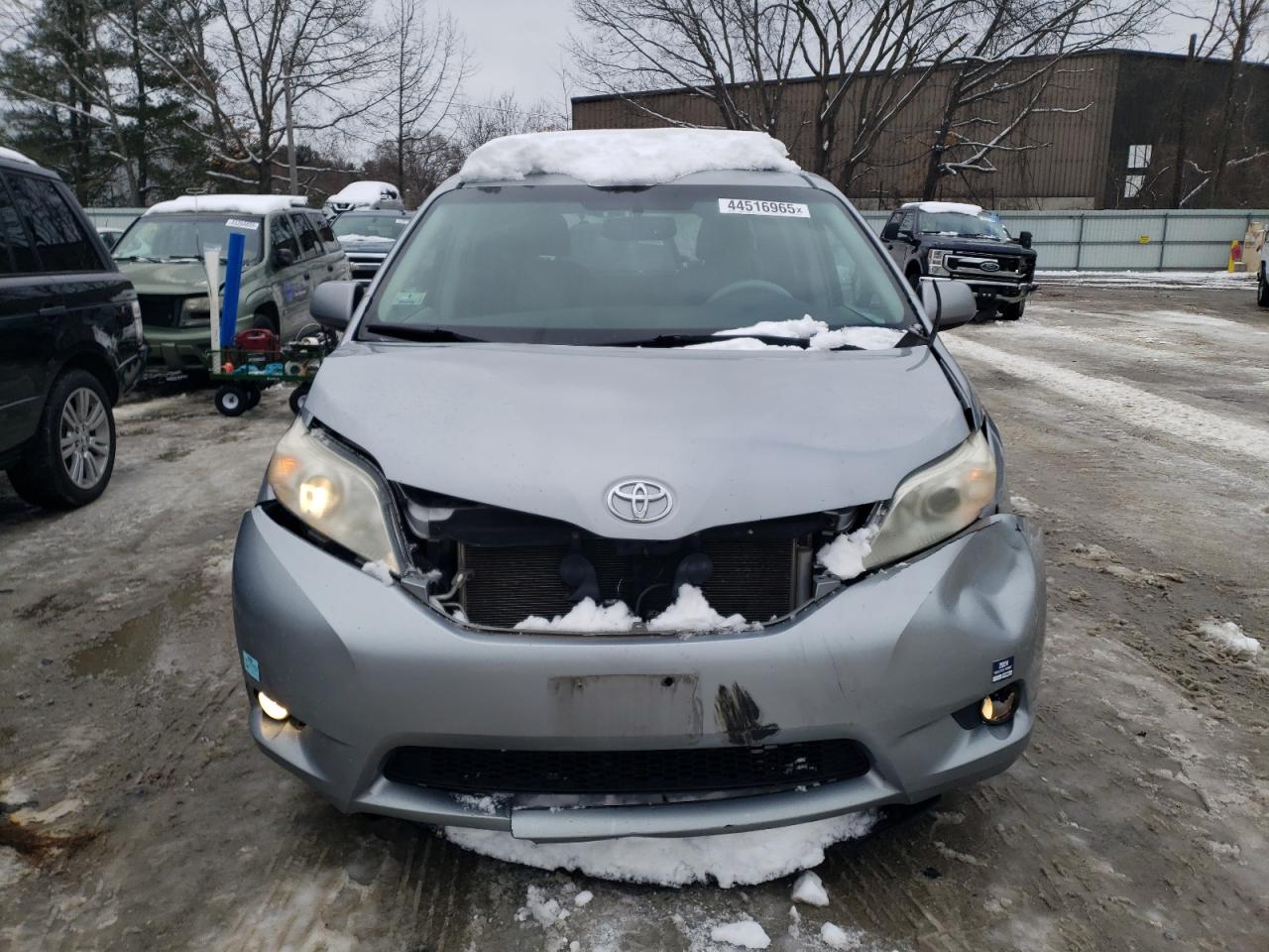 2011 Toyota Sienna - Image 5