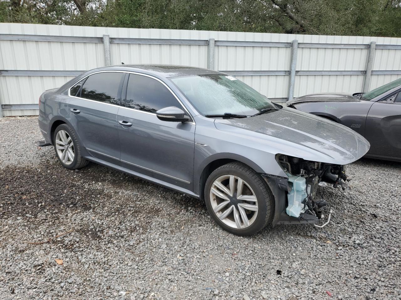 2017 Volkswagen Passat - Image 4