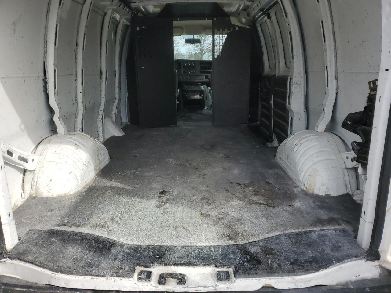 2011 Chevrolet Express - Image 10