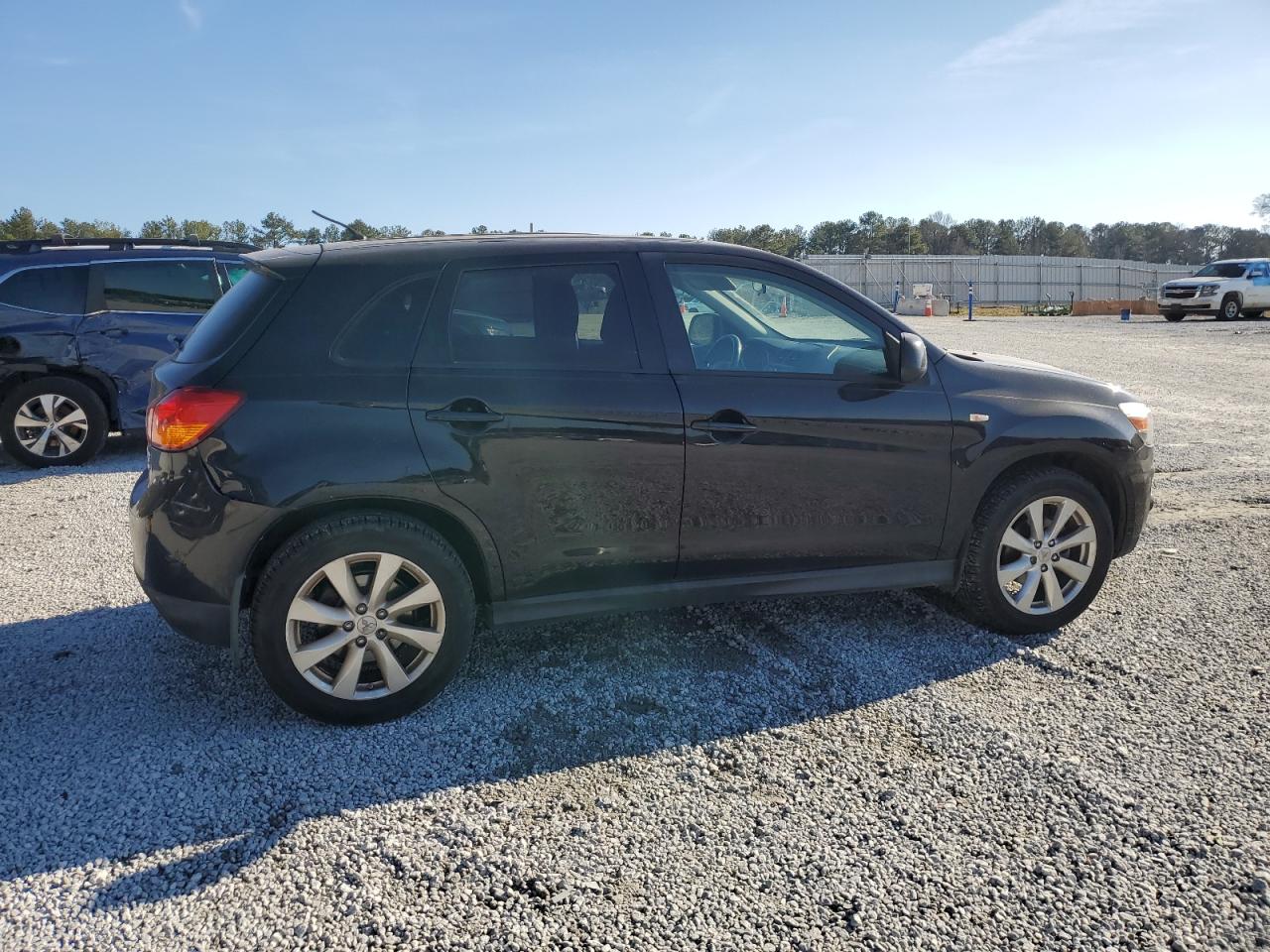 2015 Mitsubishi Outlander - Image 3
