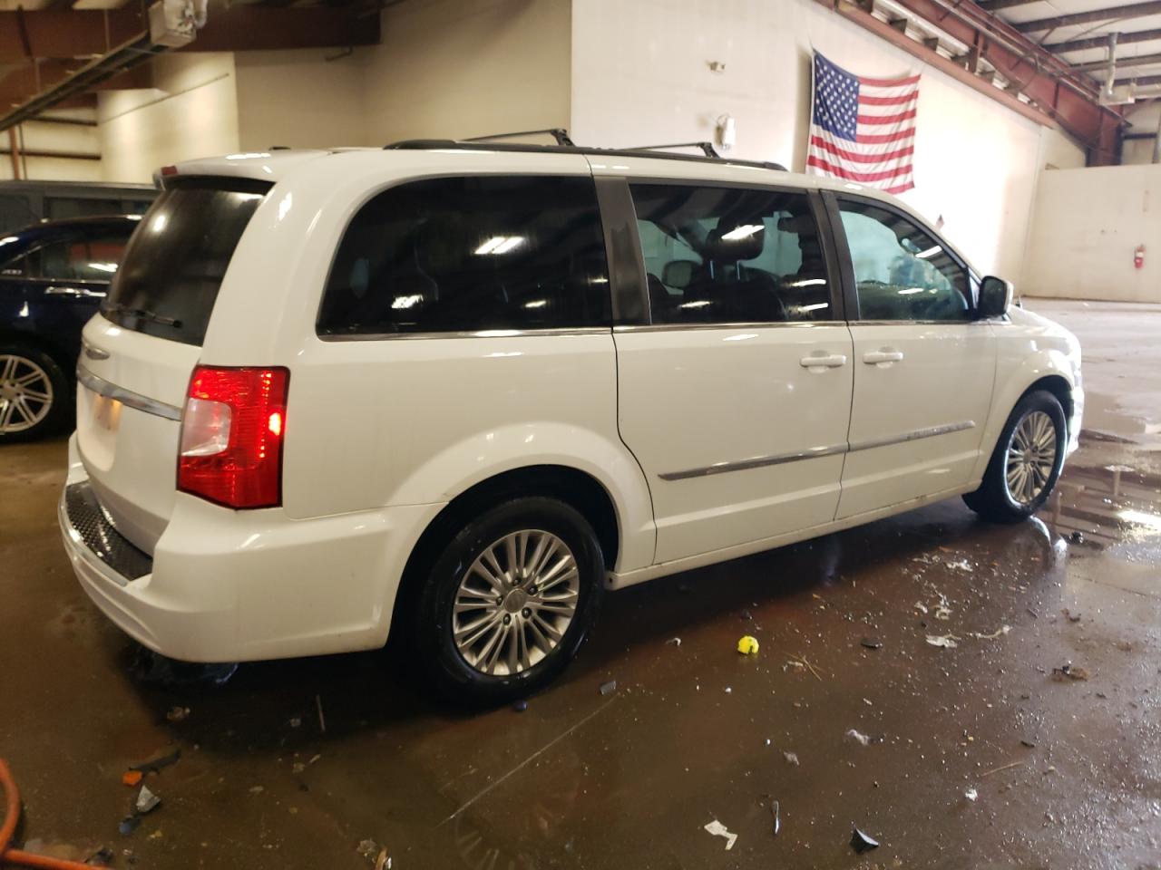 2015 Chrysler Town & Country - Image 3