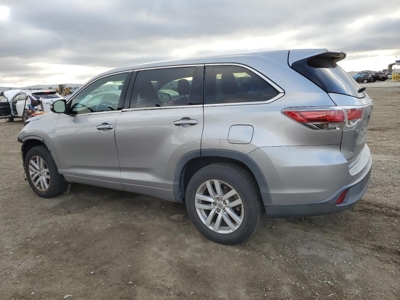 2015 Toyota Highlander - Image 2