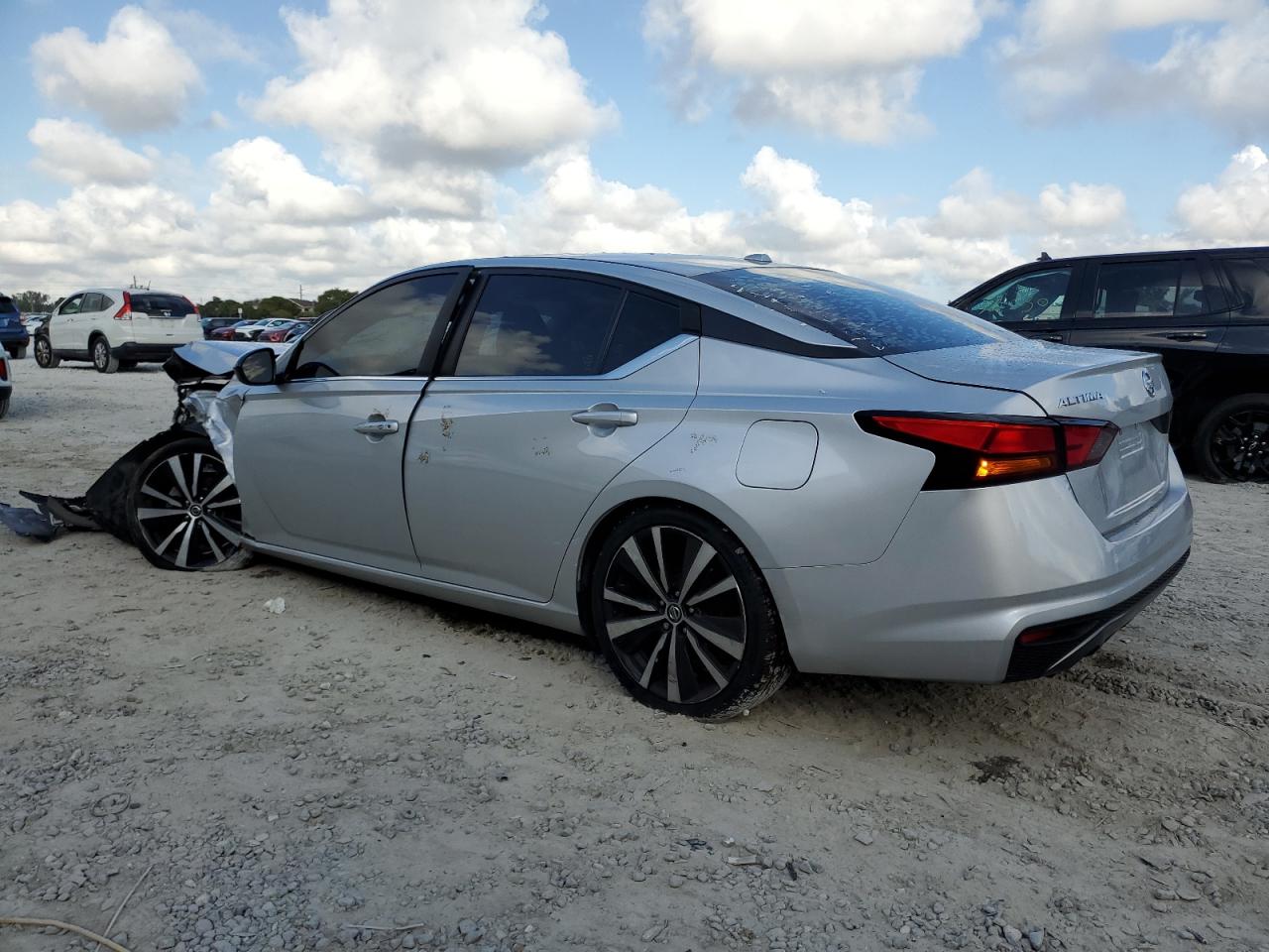 2019 Nissan Altima - Image 2