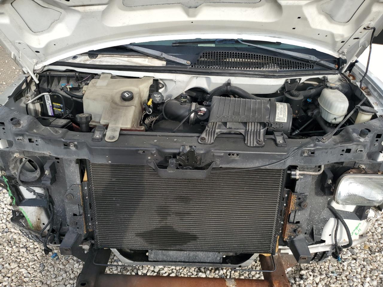 2003 Chevrolet Express - Image 12