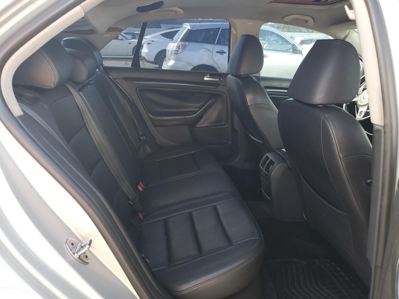 2010 Volkswagen Jetta - Image 10