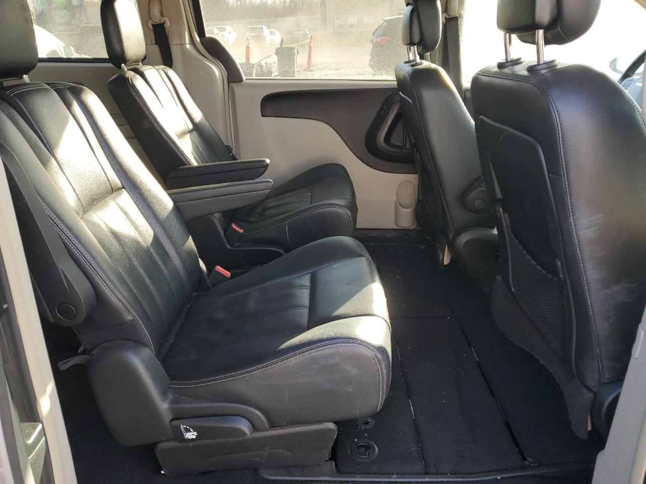 2014 Chrysler Town & Country - Image 11
