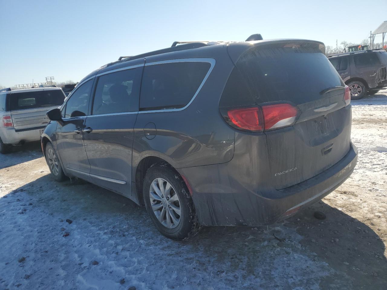 2017 Chrysler Pacifica - Image 2