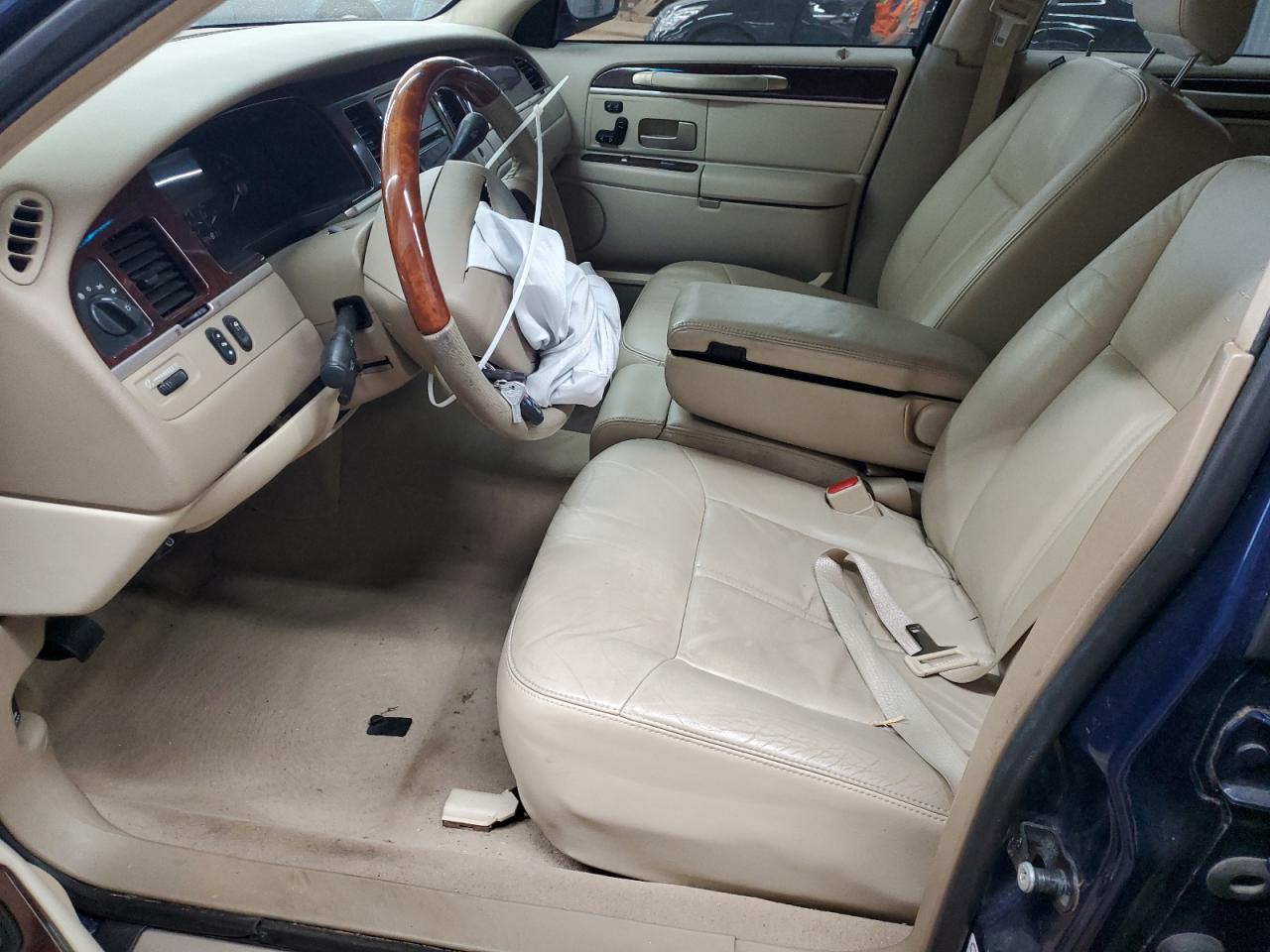 2007 Lincoln Town Car - Image 7