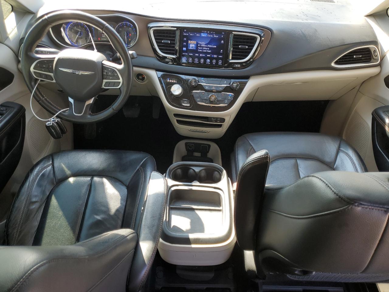 2017 Chrysler Pacifica - Image 8