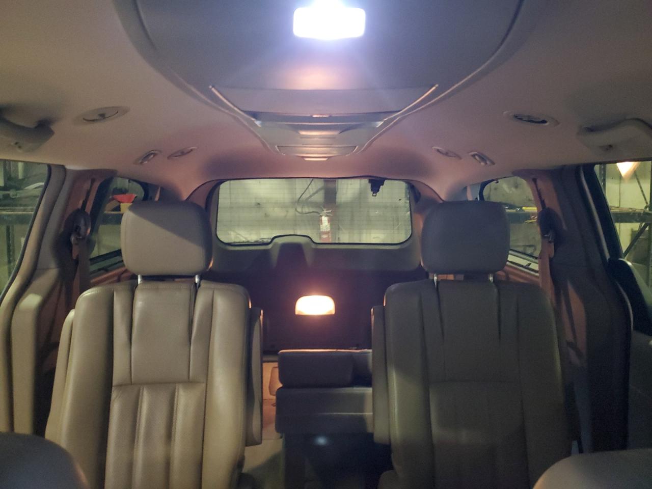 2014 Chrysler Town & Country - Image 10