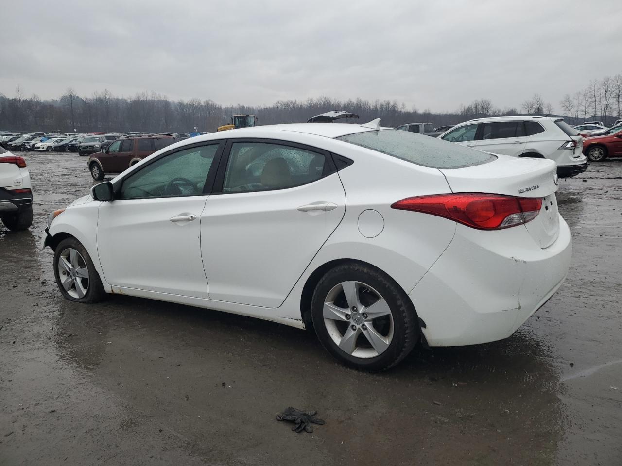 2013 Hyundai Elantra - Image 2
