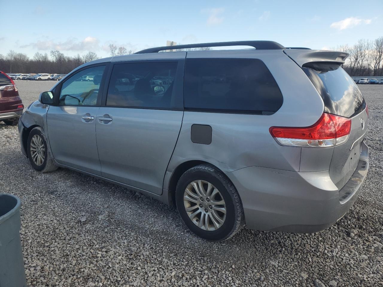 2012 Toyota Sienna - Image 2