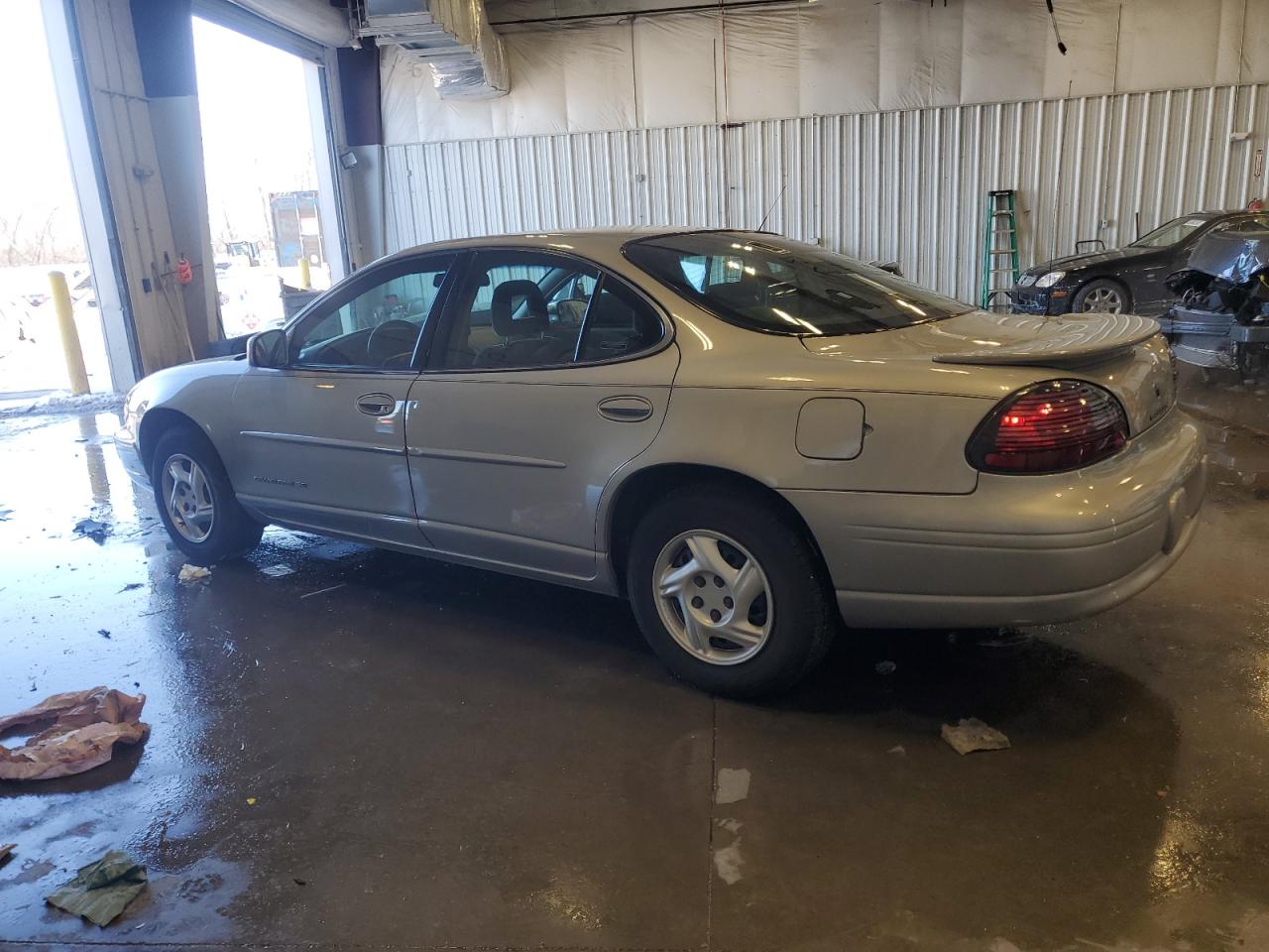 1999 Pontiac Grand Prix - Image 2