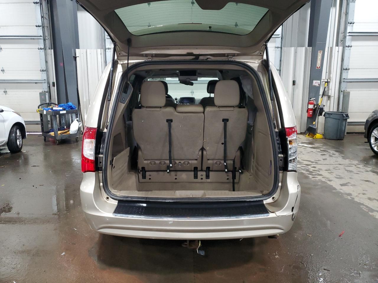 2015 Chrysler Town & Country - Image 6