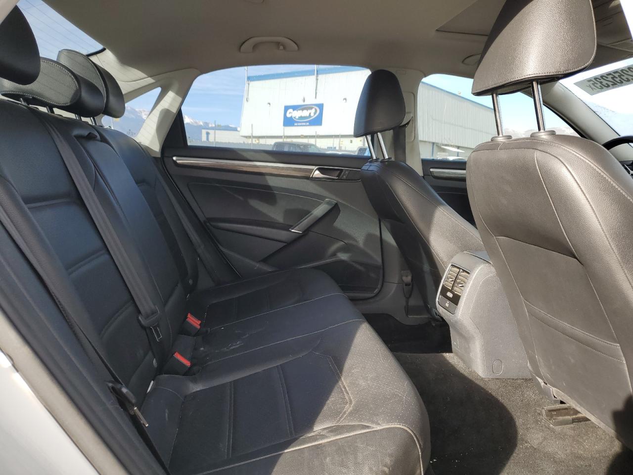 2017 Volkswagen Passat - Image 10