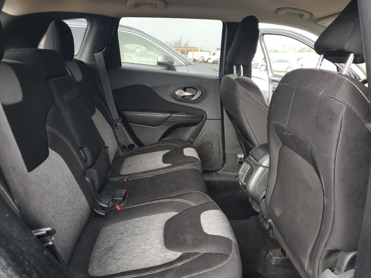 2014 Jeep Grand Cherokee - Image 11