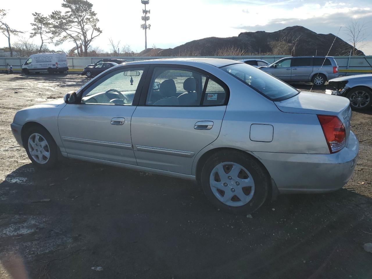2005 Hyundai Elantra - Image 2