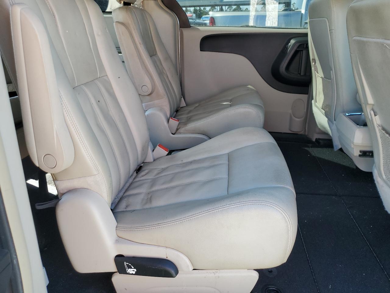 2013 Chrysler Town & Country - Image 11