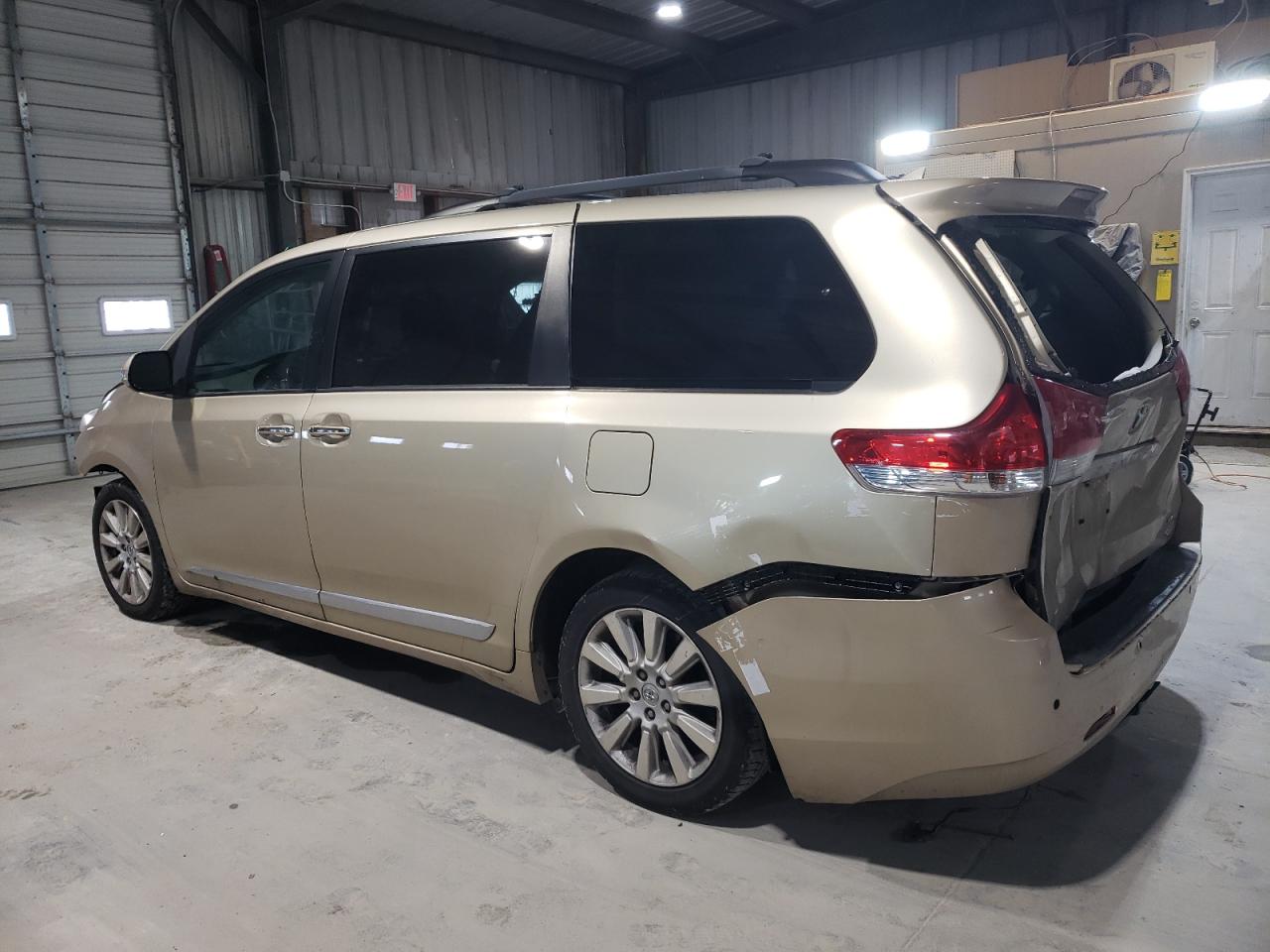 2013 Toyota Sienna - Image 2