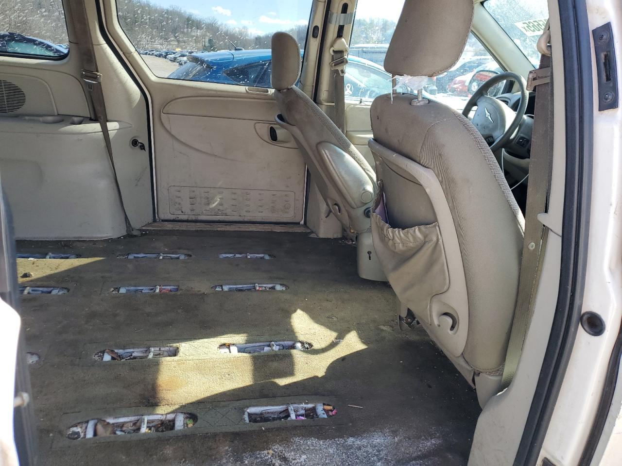 2006 Chrysler Town & Country - Image 11
