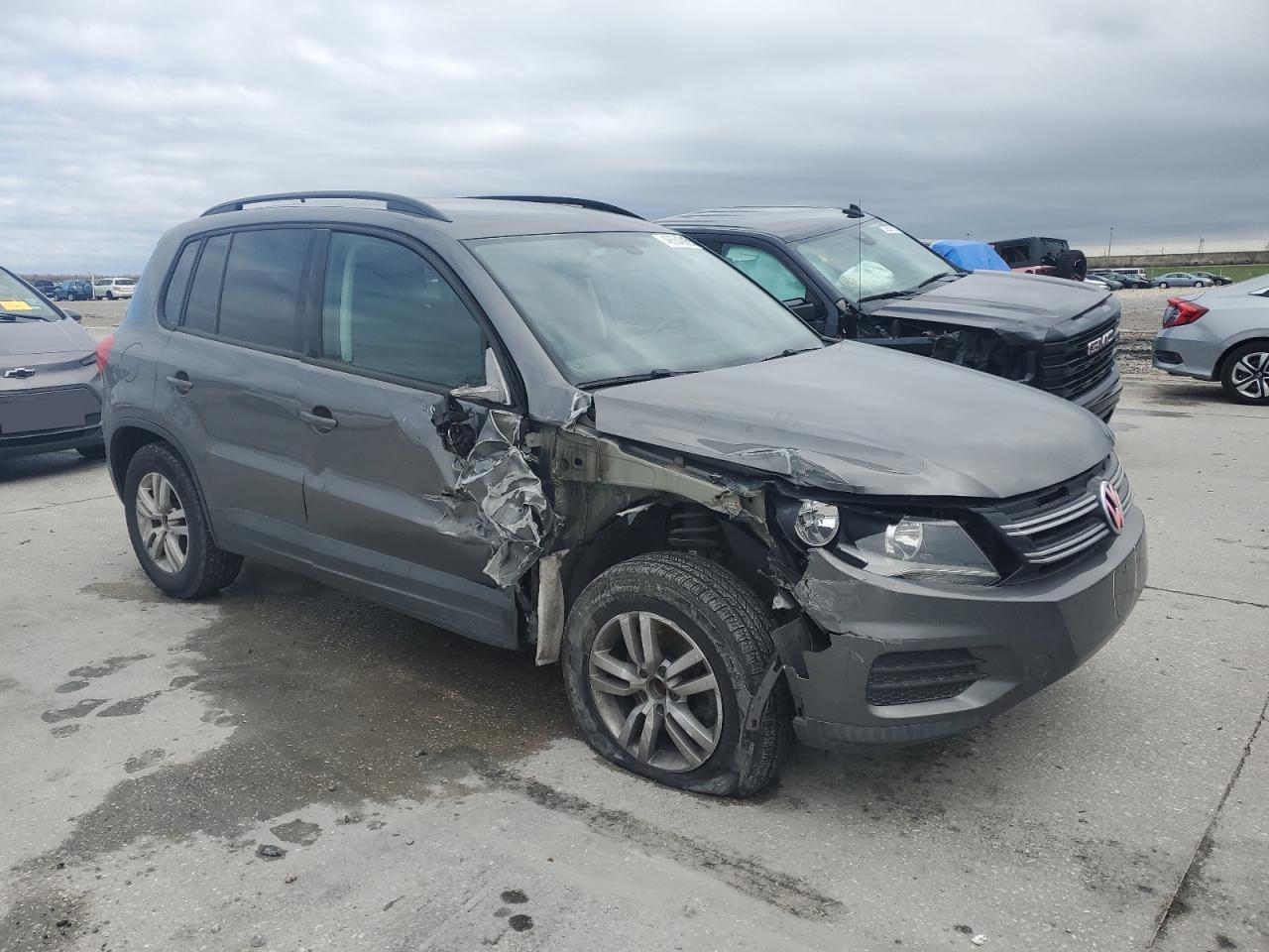 2016 Volkswagen Tiguan - Image 4