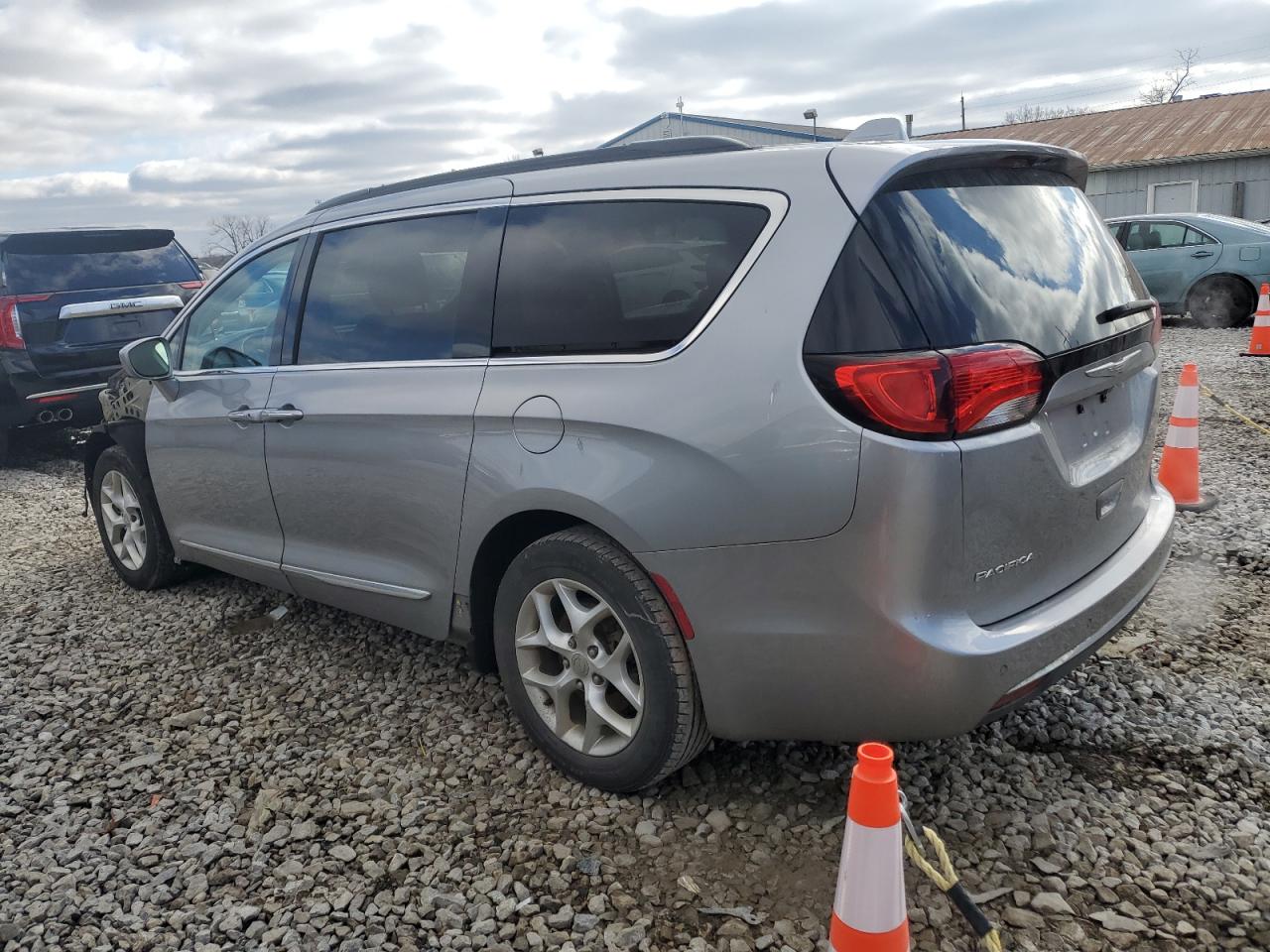 2017 Chrysler Pacifica - Image 2