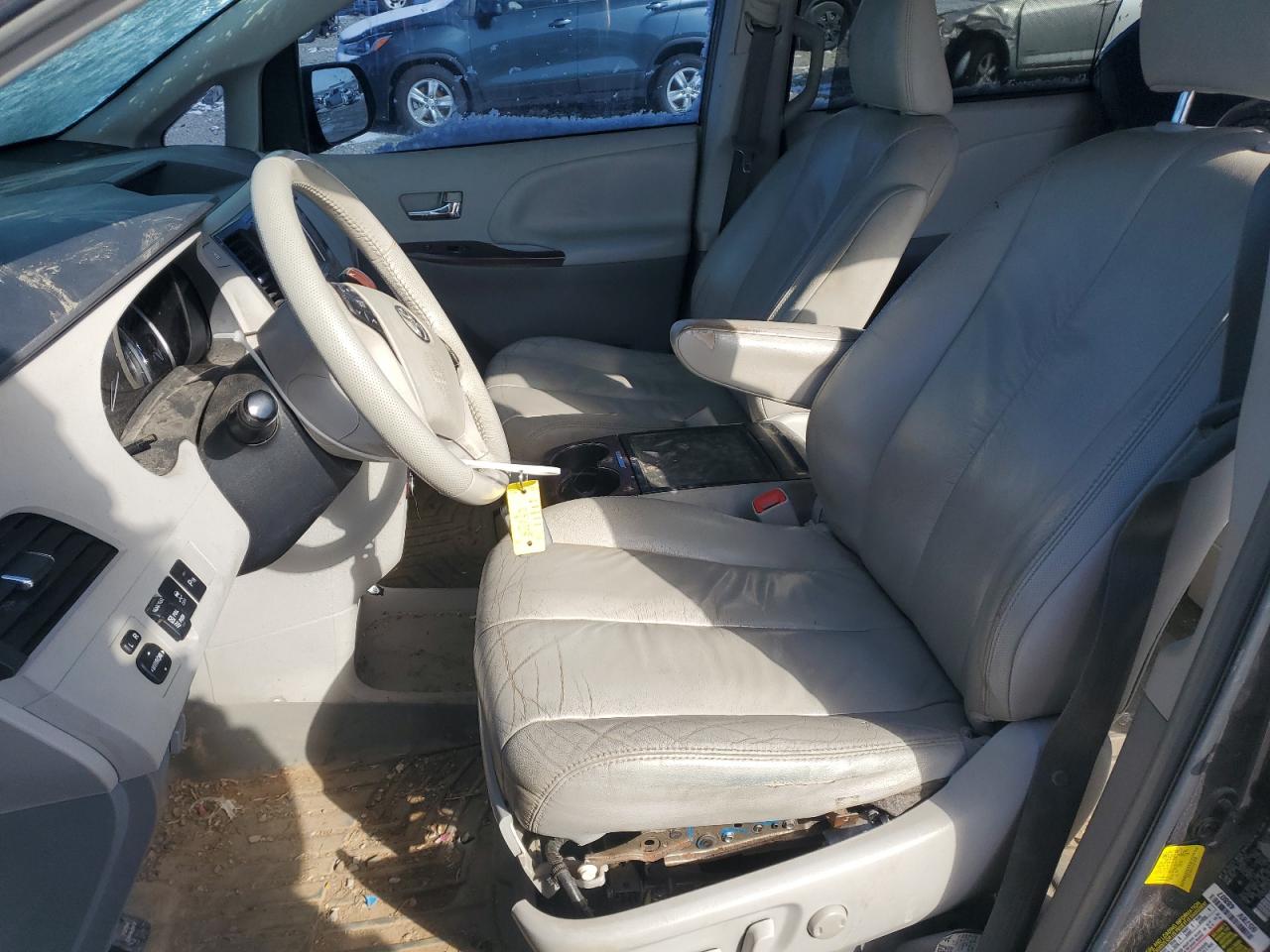 2012 Toyota Sienna - Image 7