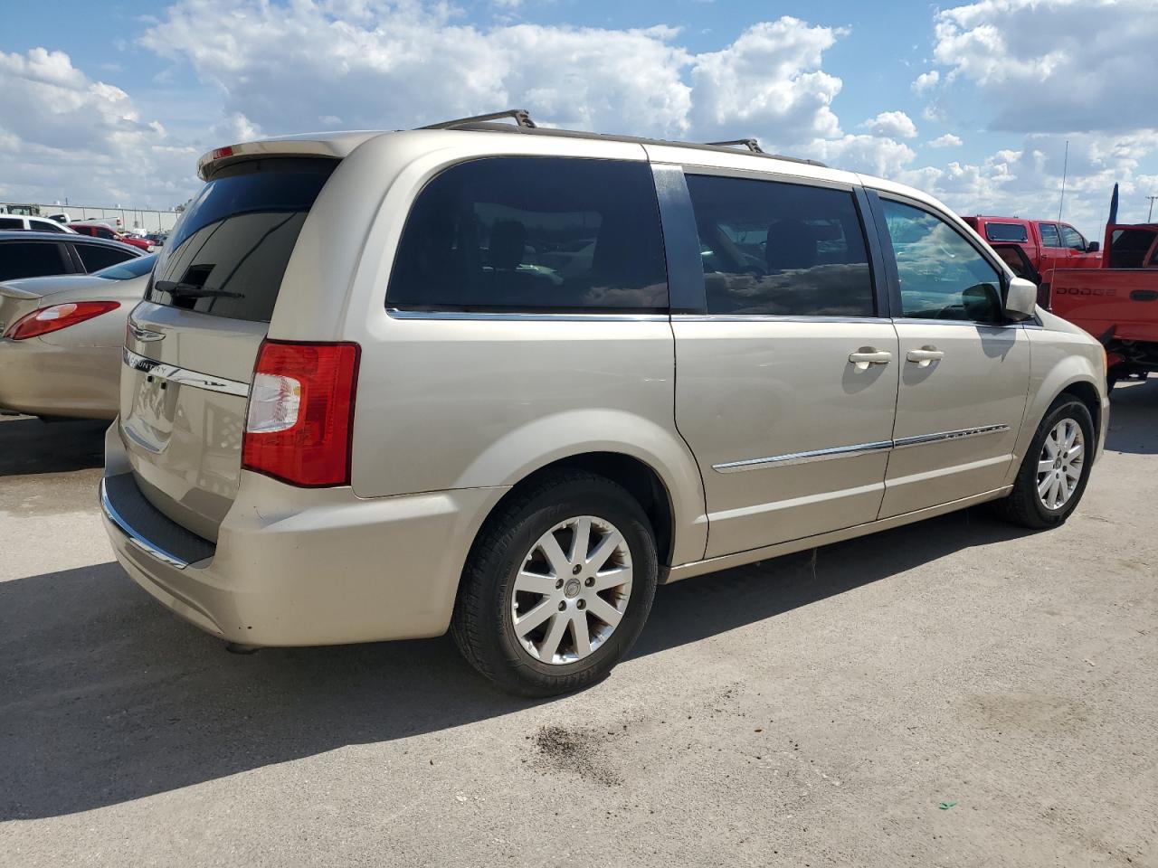 2014 Chrysler Town & Country - Image 3