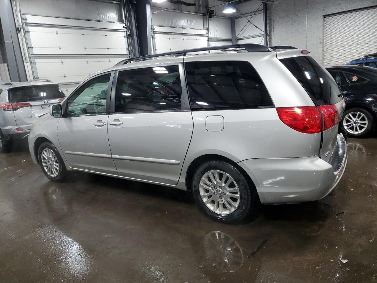 2010 Toyota Sienna - Image 2