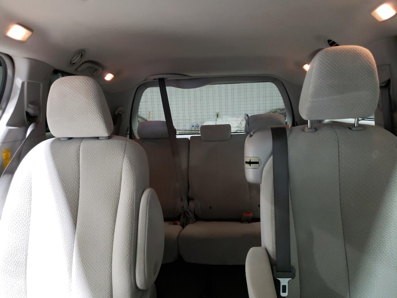 2014 Toyota Sienna - Image 10