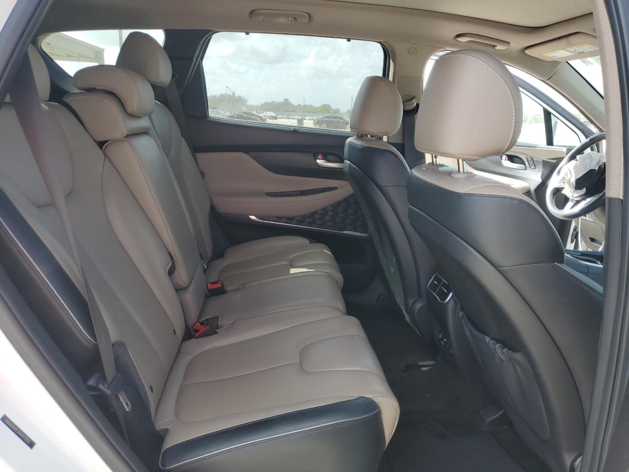 2022 Hyundai Santa Fe - Image 11