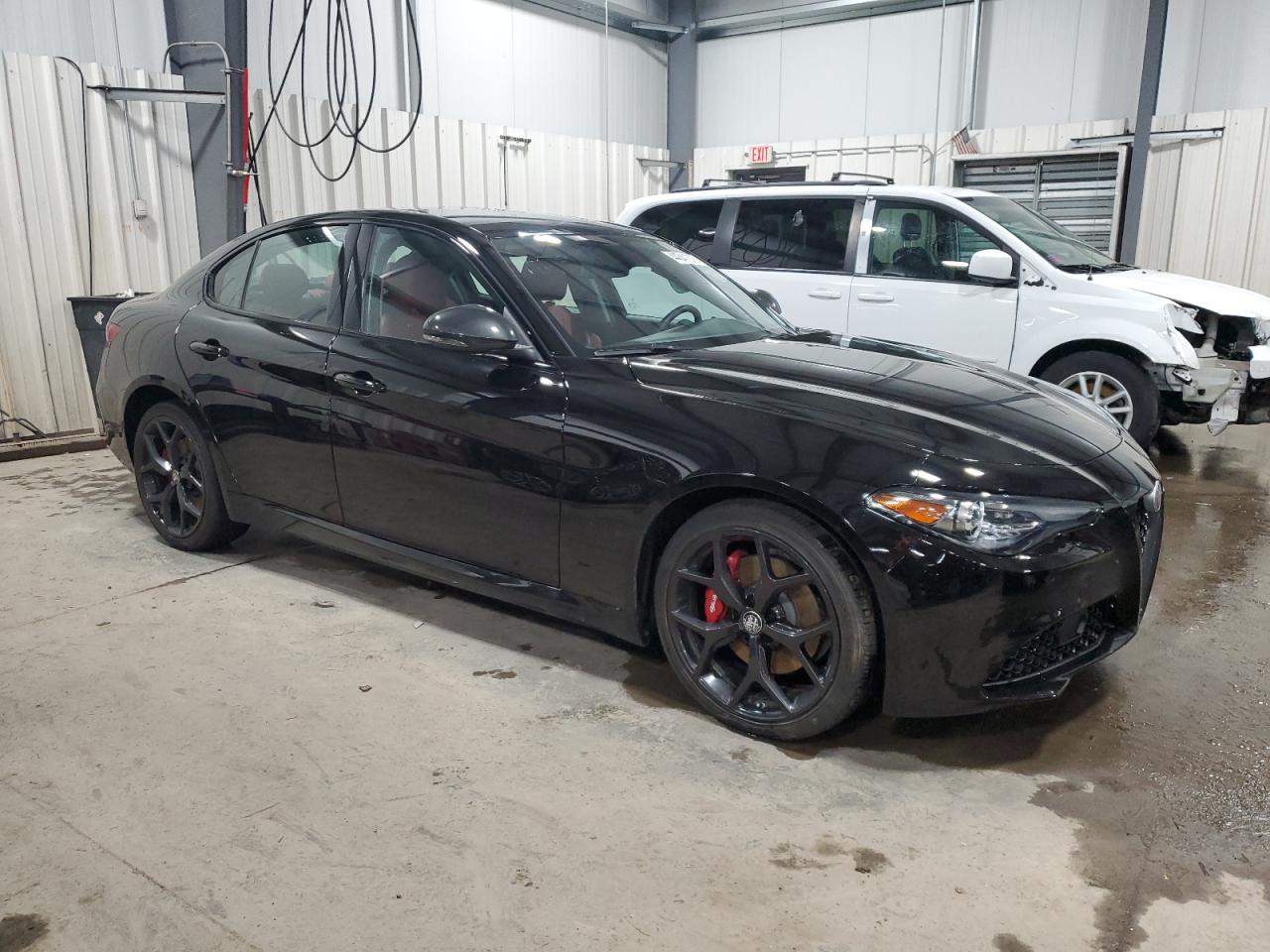 2019 Alfa Romeo Giulia - Image 4