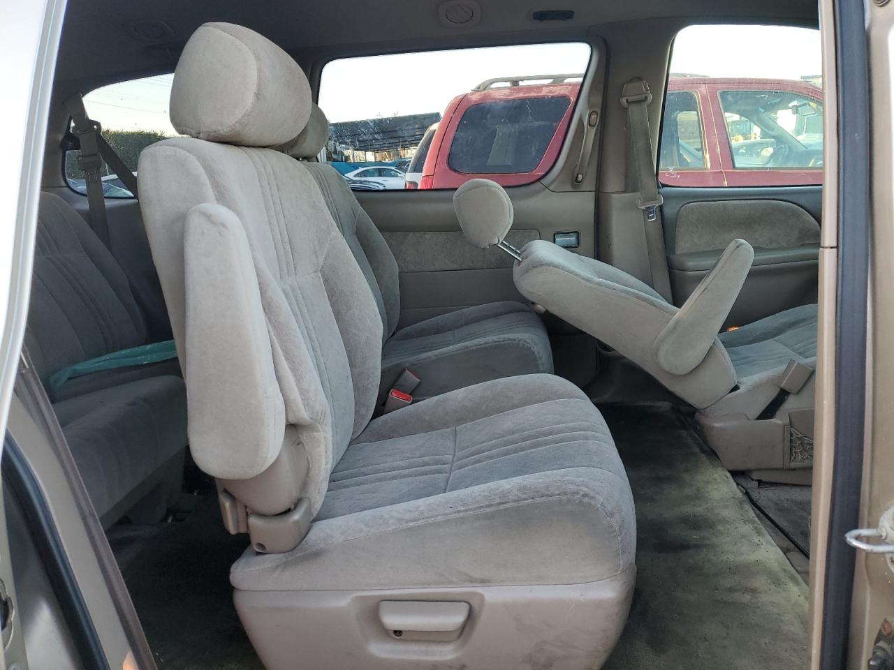 2000 Toyota Sienna - Image 11
