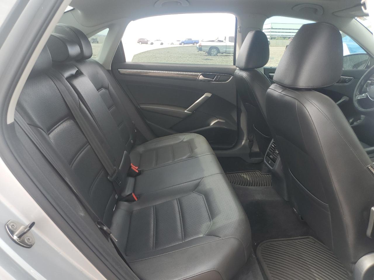 2017 Volkswagen Passat - Image 10