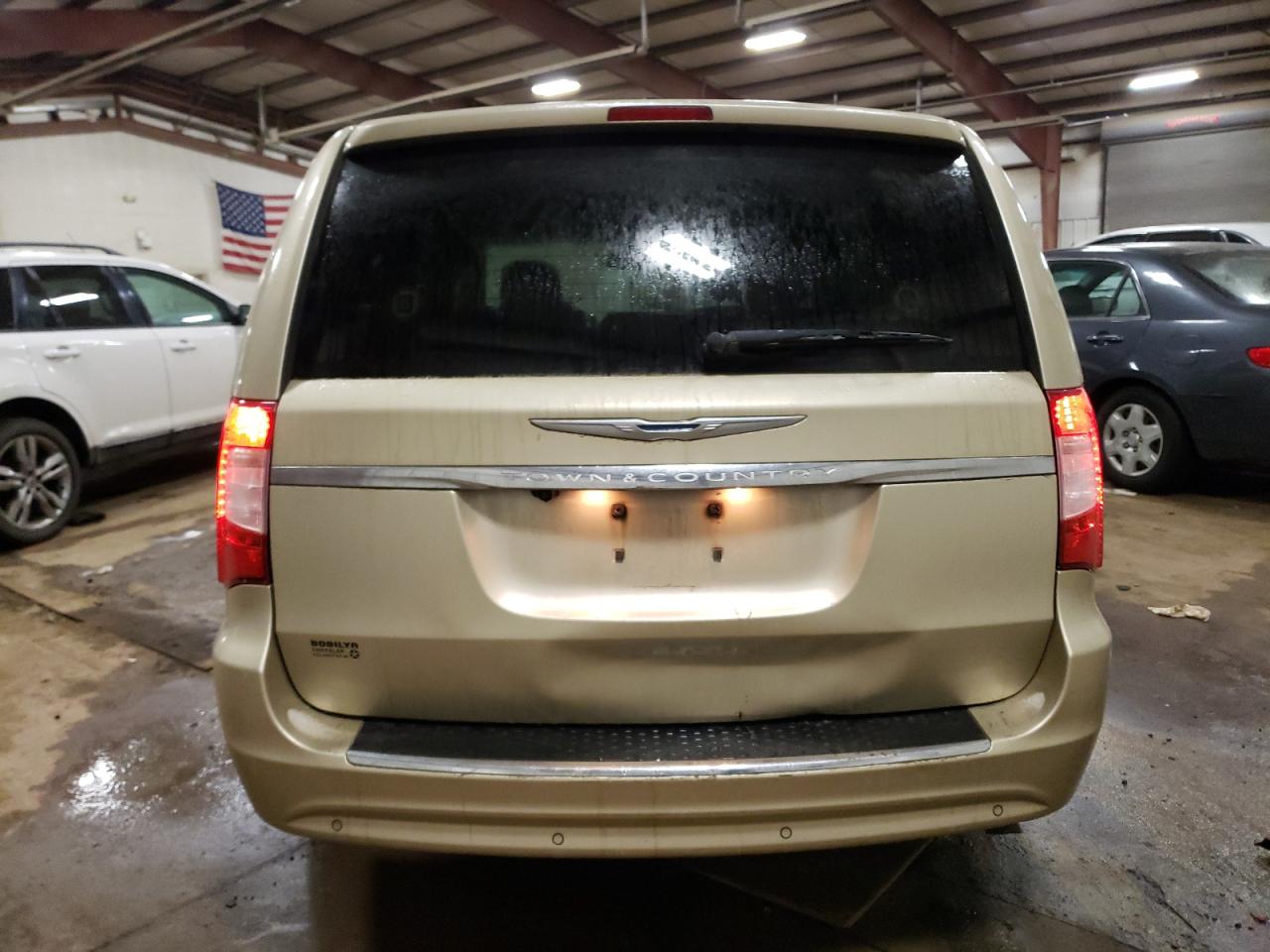 2011 Chrysler Town & Country - Image 6