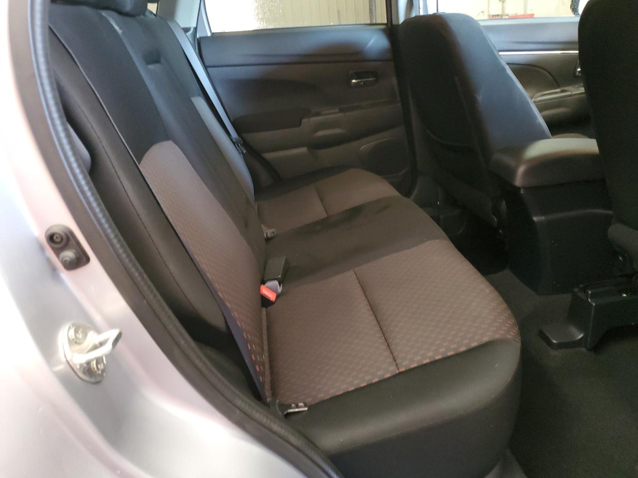 2017 Mitsubishi Outlander - Image 11