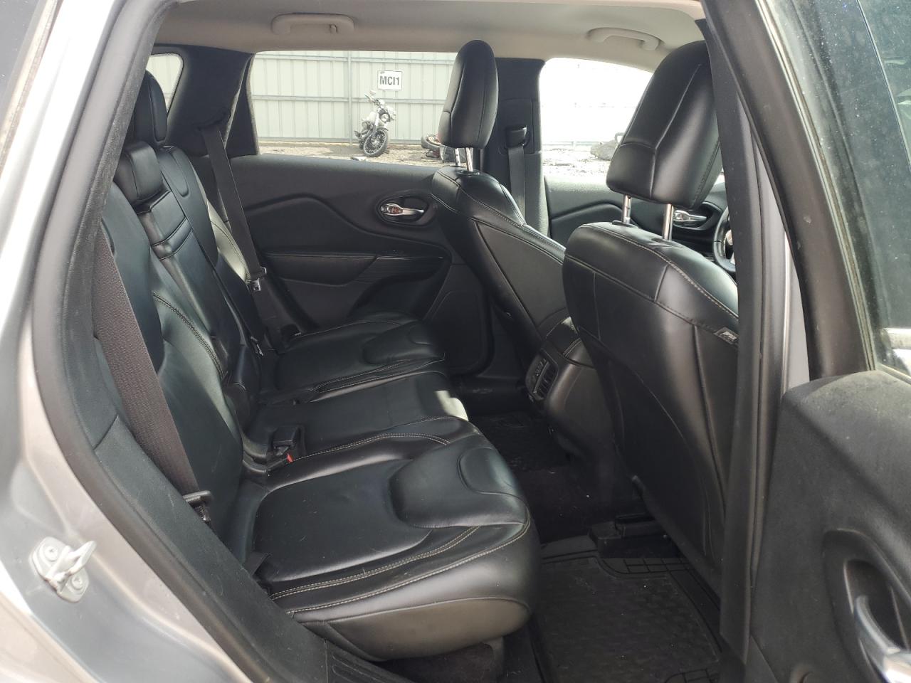 2017 Jeep Grand Cherokee - Image 11