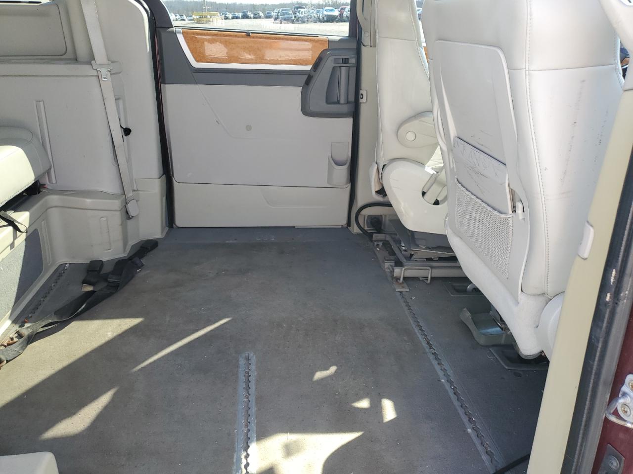 2008 Chrysler Town & Country - Image 11